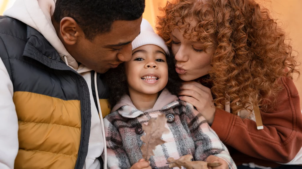 Parents embrassant leur enfant, illustration du droit de la famille et des personnes