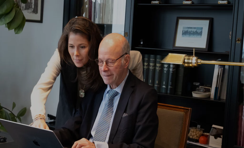 Me Céline Mandelblat et Me Maurice Mandelblat travaillant ensemble au cabinet