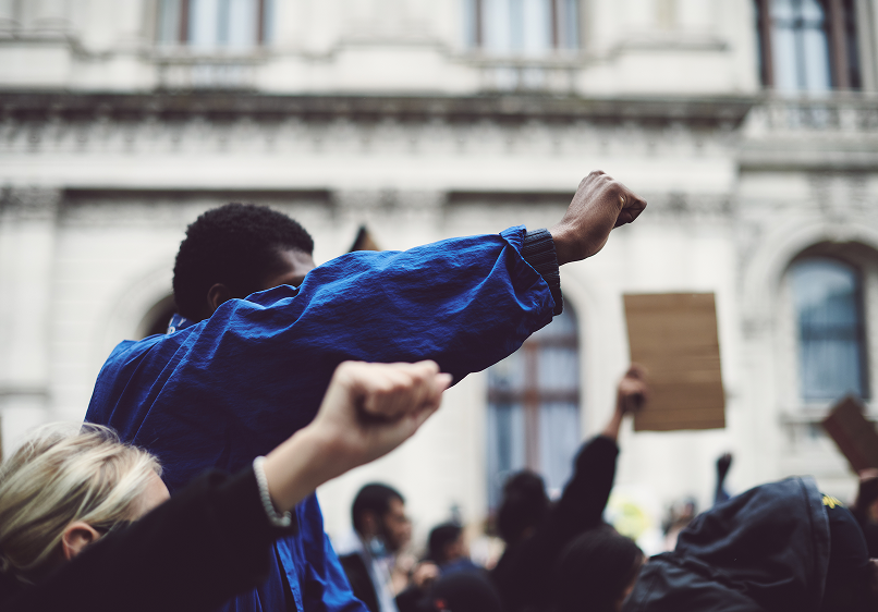 Manifestant défendant les droits fondamentaux des personnes étrangères